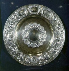 A Caroline Alms Dish, Londonban készült, 1665-1666 (ezüst aranyozott) (lásd még: 355579 és 355591) alkotó: English School